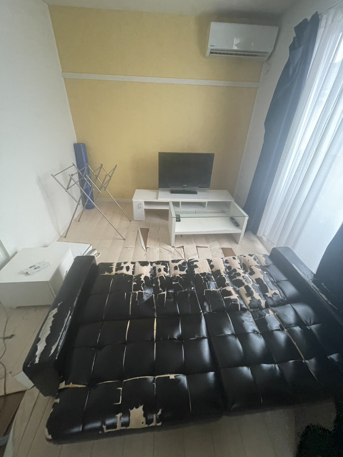 1Kのお部屋からソファベッド・テレビ・テレビ台などを回収しました
